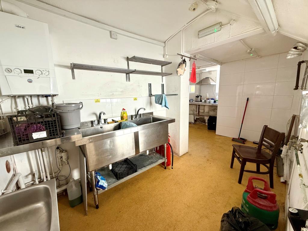 Lot: 73 - VACANT COMMERCIAL UNIT - Kitchen